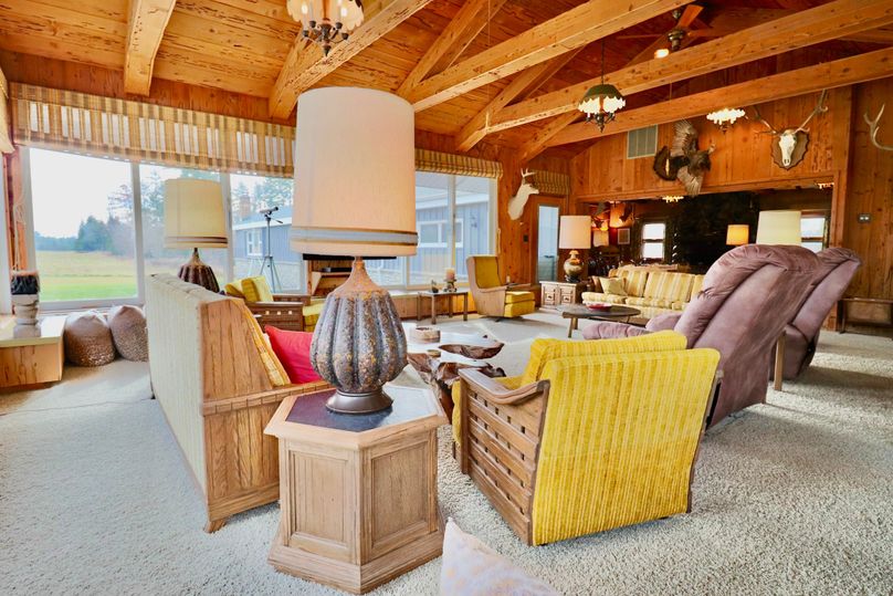36 - Lodge living room