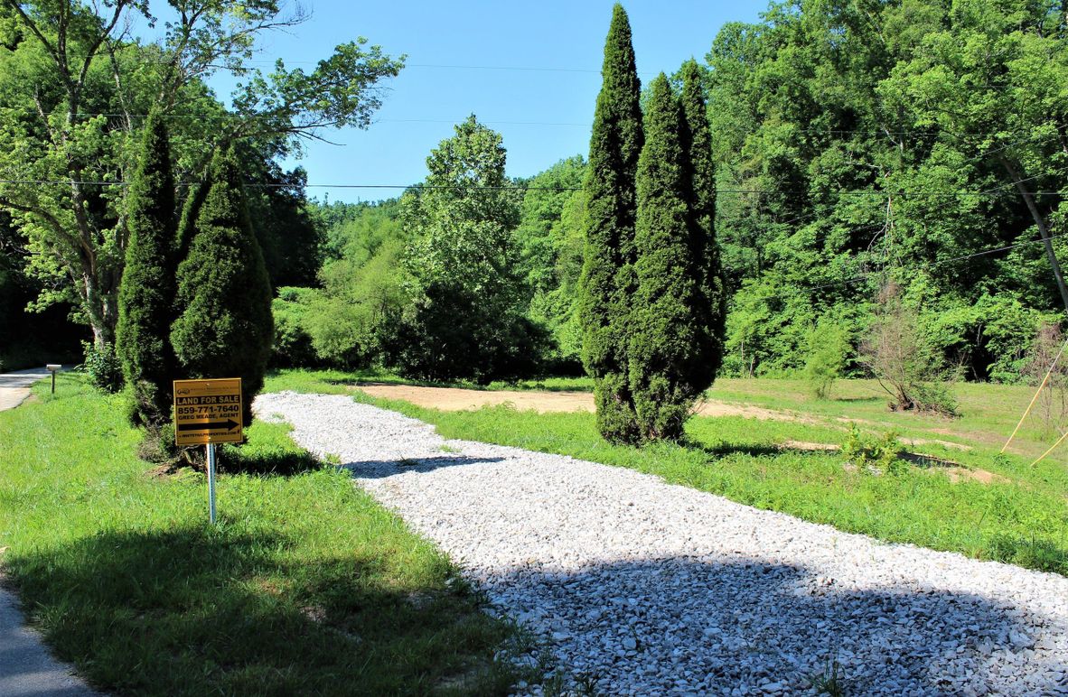 001 entrance driveway to where the old home use to set