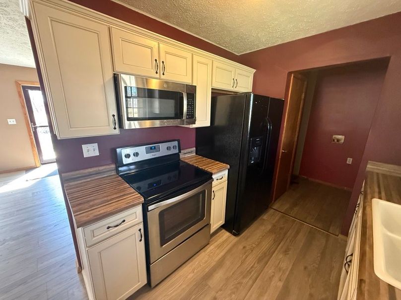 013 the kitchen space on the left as you enter the kitchen