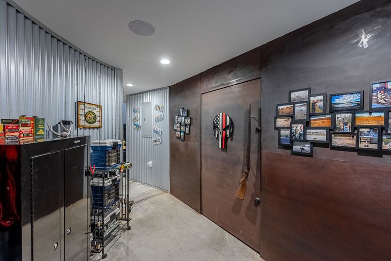 #19 Tank 3 w_custom walk in safe