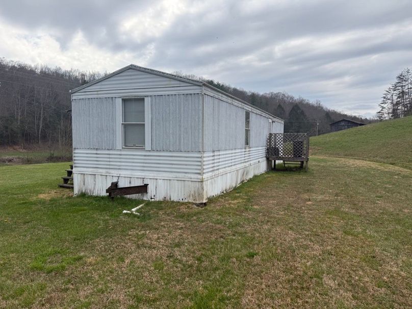 023 back right view of the mobile home