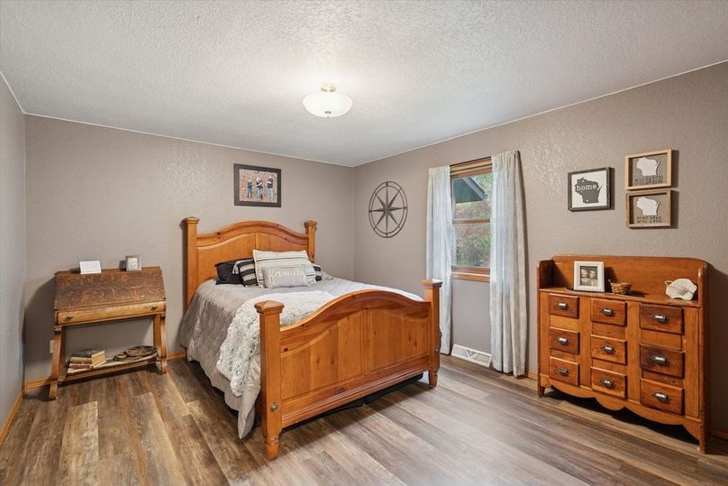 31-4800-Cub-Hollow-Rd-WindowStill