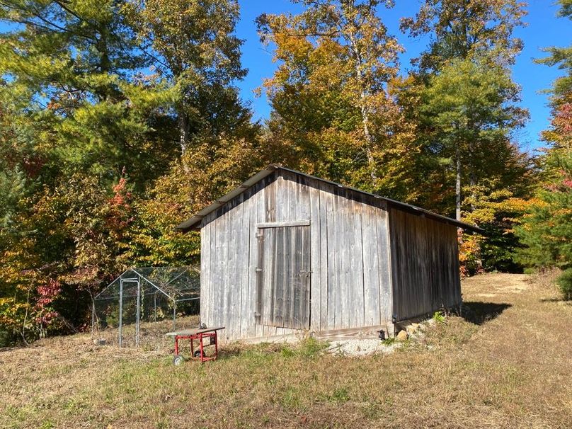 015 an extra small storage shed along then north point just back from the home