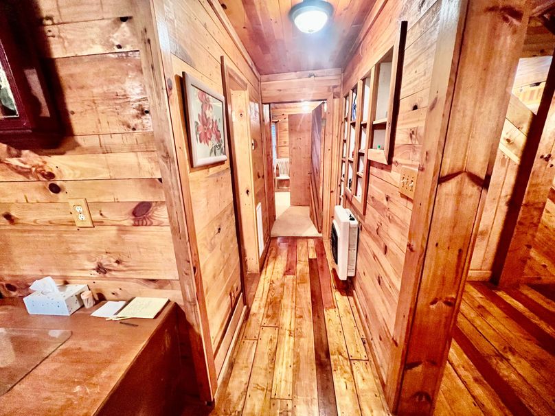 Hidden Cabins Bordering Cherokee National Forest Overlooking Hampton