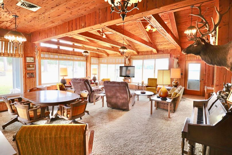 34 - Lodge living room