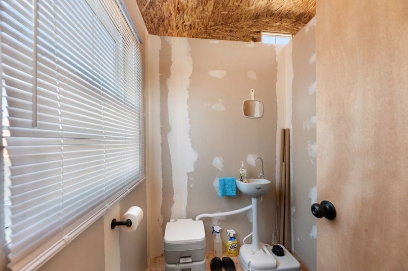 012 - Interior Bathroom