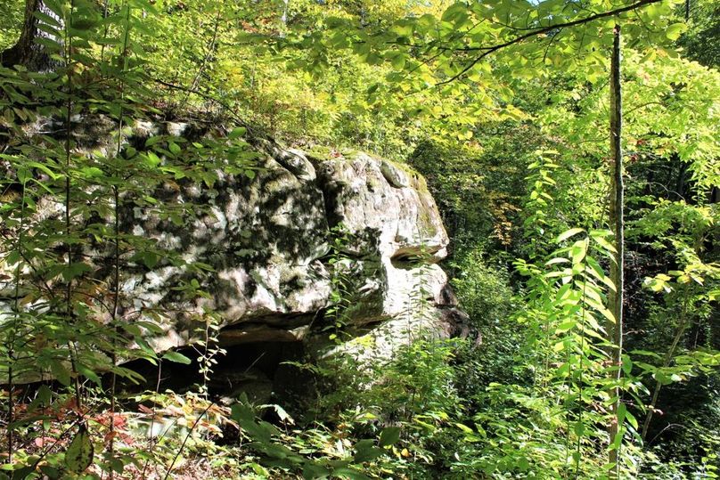 028 crevices and small caves abound, perfect for a day of exploring