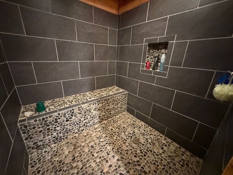 059 lower level roomy shower