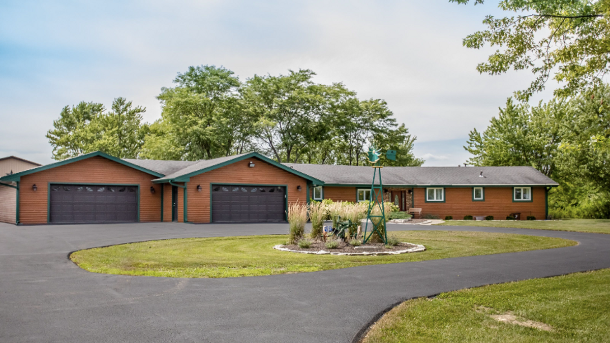 Beautiful TurnKey Airbnb On Managed Hunting Acreage Near Monee Whitetail Properties