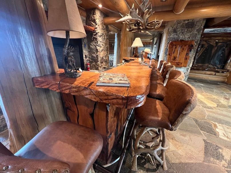 98_Pratt Lodge middle bar