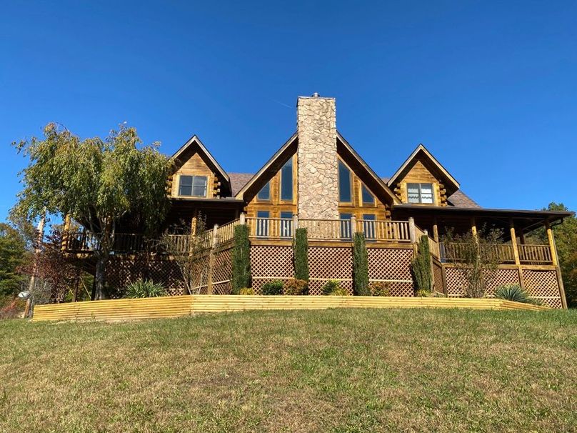 031 ground level view of the log home from the front lawn