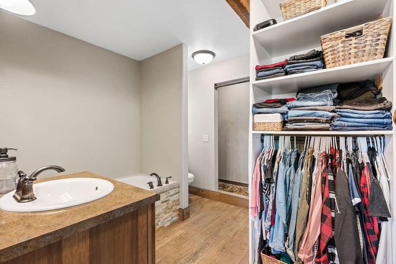 3.2 Master Closet_Bathroom