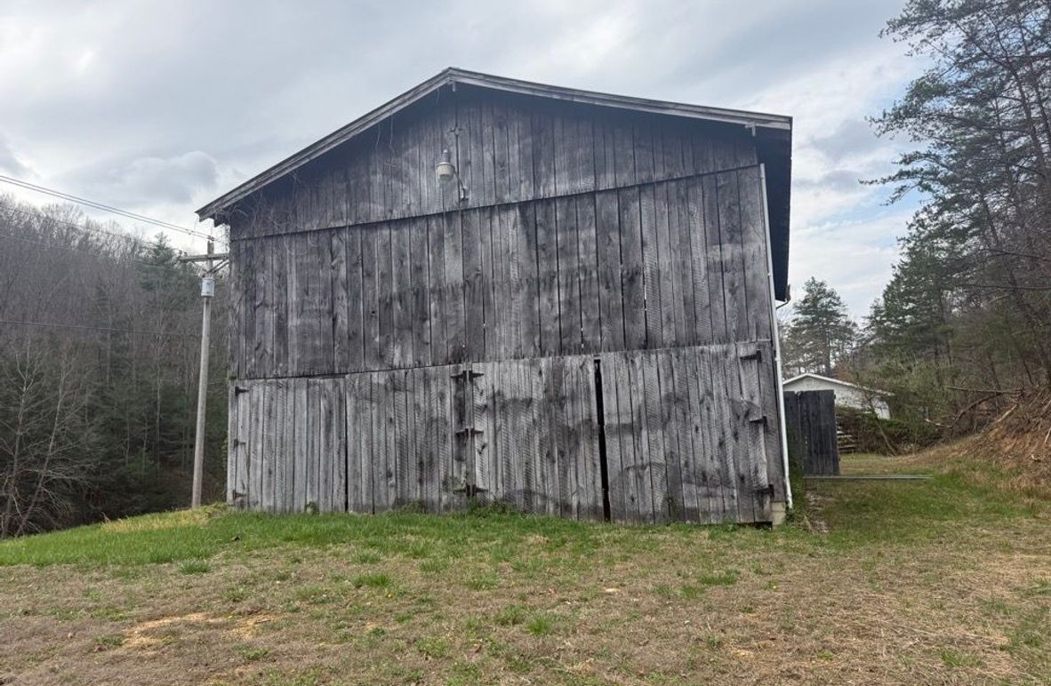 005 even has a nice 32x50 tobacco barn