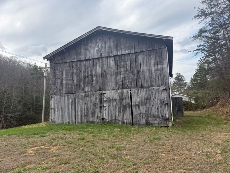 005 even has a nice 32x50 tobacco barn