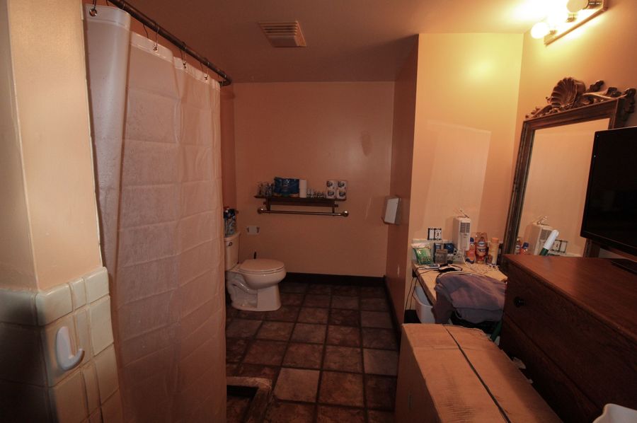 042 the large bathroom in the 1st of 4 guest suites