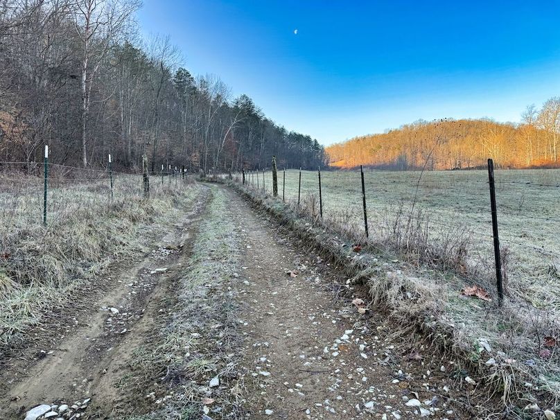 054 property driveway _ entrance